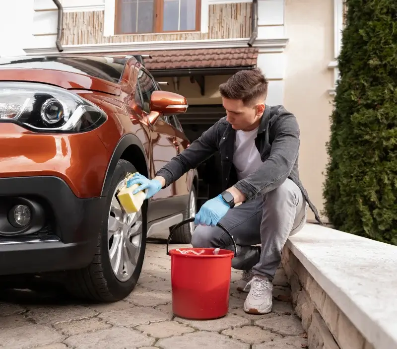 Lavage auto à domicile Folkling : professionnel intervenant sur un véhicule